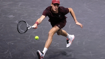 Sinner thăng hoa tại Paris Masters, tiếp tục nuôi hy vọng soán ngôi Alcaraz