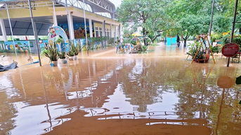 Hàng trăm trường học tại TP Huế ngập trong nước lũ