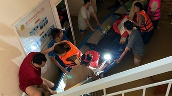 Lũ tại miền Trung vượt mốc lịch sử năm 1964, Công an băng rừng, vượt lũ cứu dân