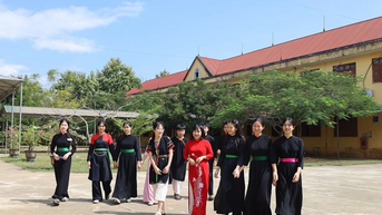 Cô giáo Đàm Thị Hạnh tâm huyết với học trò vùng cao