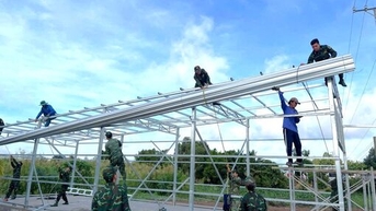 Người dân gặp khó có bộ đội, dân quân