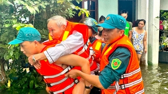 Tăng cường lực lượng hỗ trợ di dời dân vùng ngập lụt