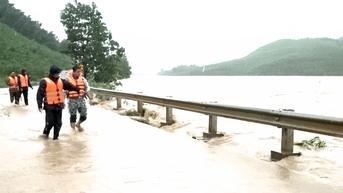 Lãnh đạo xã Phước Trà thăm, hỗ trợ người dân vùng bị cô lập do mưa lũ