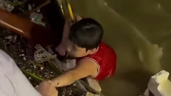 Đà Nẵng: Người dân hợp sức cứu bé trai trôi trên sông Hàn