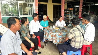 Lãnh đạo xã Tân Thạnh thăm hỏi, động viên gia đình bị thiệt hại do mưa lũ