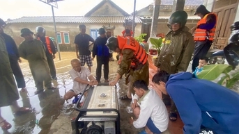 Công an xã, phường ở Huế triển khai trạm sạc điện thoại lưu động giữa vùng mưa lũ