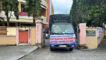 Quảng Ngãi: “Chuyến xe nghĩa tình” tiếp tế thực phẩm cho 400 hộ dân bị cô lập do sạt lở núi