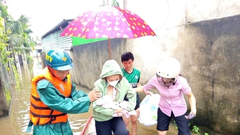 Mưa lũ gây sạt lở nghiêm trọng, nhiều khu dân cư ở Quảng Ngãi bị cô lập