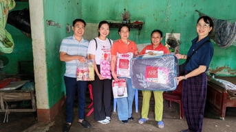 250 suất quà hỗ trợ bệnh nhân điều trị ARV và dân vùng lũ