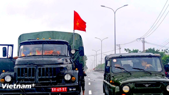 Những “trái tim nóng” của lính mở đường Lữ đoàn Công binh 270 vượt lũ đến với Nhân dân