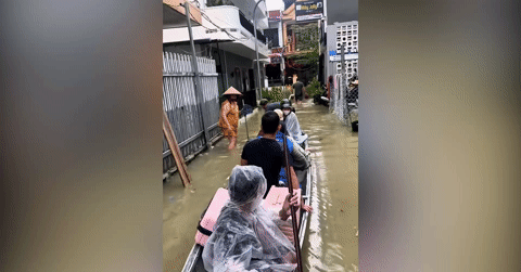 Chủ homestay ở Huế bất lực trước cảnh 'chưa từng thấy trong đời'