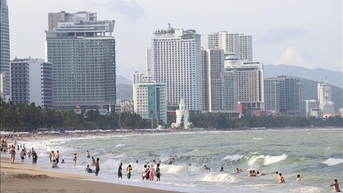 Cảnh báo du khách không tắm biển Nha Trang trong điều kiện thời tiết bất lợi