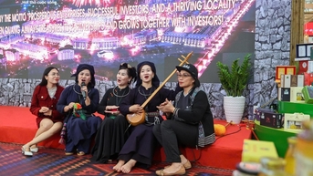 Du khách say mê khám phá ‘Tinh hoa văn hóa Việt Nam’ tại Hội chợ mùa Thu 2025