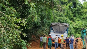 Sạt lở nghiêm trọng trên đèo Gia Bắc, giao thông tê liệt