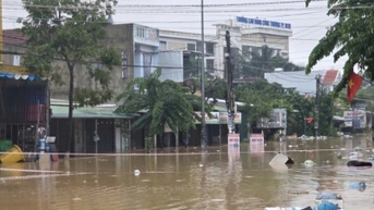 Quảng Ngãi: Hơn 5.200 căn nhà bị ngập sâu do mưa lớn, sạt lở uy hiếp