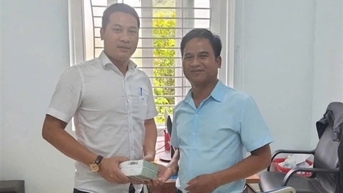 Nhặt được 500 triệu đồng, một công chức trình báo chính quyền tìm người bỏ quên