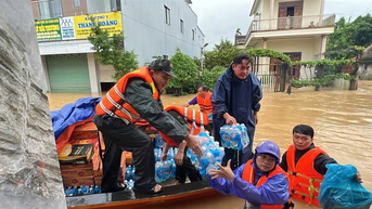 Đà Nẵng: Bộ đội sát cánh cùng nhân dân chống lụt