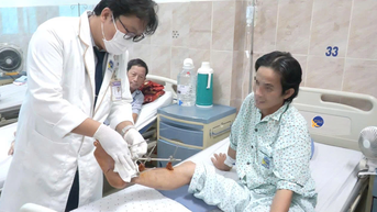 Lưỡi máy cắt cỏ bị gãy, văng ra chém đứt lìa bàn chân người đàn ông