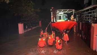 Lực lượng vũ trang Đà Nẵng xuyên đêm vượt lũ hỗ trợ nhân dân vùng ngập sâu