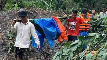 Khiêng võng băng 20km đường rừng sạt lở đưa 3 người đi cấp cứu trong đêm