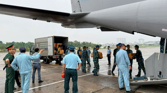 Lữ đoàn Không quân 918 bay vận chuyển 5 tấn lương khô cứu trợ đồng bào miền Trung