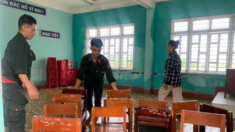ខេត្ត Quang Ngai ៖ ទឹកជំនន់​បាន​ស្រក​ចុះ ទាហាន និង​គ្រូបង្រៀន​សម្អាត​សាលារៀន