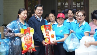 Lãnh đạo thành phố thăm, động viên bếp ăn miễn phí hỗ trợ đồng bào vùng lũ