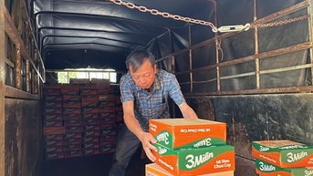 Quảng Ngãi: 'Chuyến xe nghĩa tình' tiếp tế cho người dân vùng cô lập