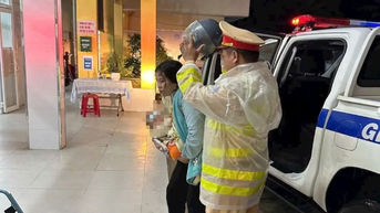 CSGT Quảng Ngãi dùng xe đặc chủng đưa 1 trẻ bị sốt cao đi cấp cứu