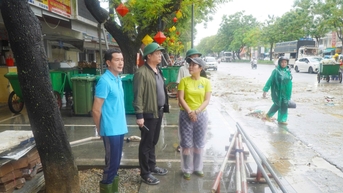 Huy động tối đa lực lượng, phương tiện làm sạch môi trường sau lũ