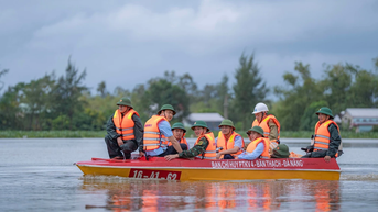 [Ảnh] Thường trực Ban Bí thư Trần Cẩm Tú thăm hỏi, động viên đồng bào vùng lũ Đà Nẵng