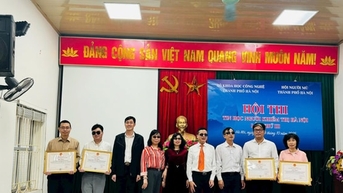 Trao giải các thí sinh xuất sắc tại Hội thi Tin học dành cho người mù Hà Nội