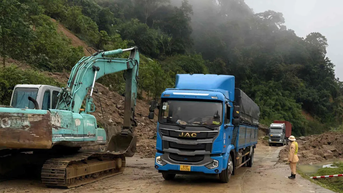 Quảng Ngãi: Thông xe đèo Lò Xo, thêm 30 xe thoát cảnh bị cô lập