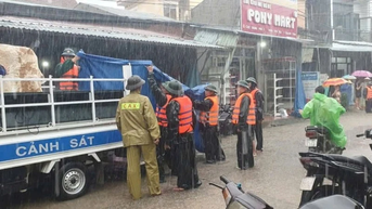 Bảo đảm suất ăn, hỗ trợ người dân vùng lũ di chuyển tài sản