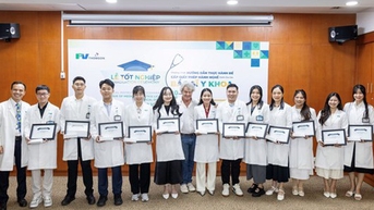 12 bác sĩ hoàn tất chương trình hướng dẫn thực hành y khoa tại Bệnh viện FV