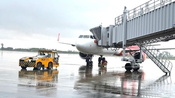 Giao thông đình trệ do lũ, các chuyến bay đến Huế vẫn được duy trì