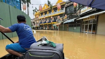 Nước ngập khách sạn ở Hội An, khách Tây kể trải nghiệm đi thuyền như Venice