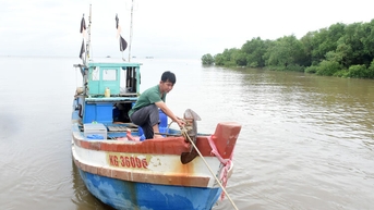 Phát hiện, xử lý 2 tàu cá không đủ điều kiện hoạt động