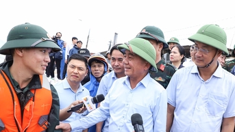 Thường trực Ban Bí thư Trần Cẩm Tú kiểm tra tình hình sạt lở kè An Lương, xã Duy Nghĩa