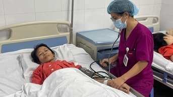 Chỉ điều trị thuốc nam, người phụ nữ phải mang khối u tử cung "khổng lồ"