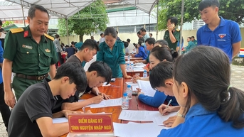 Thanh niên Lâm Đồng hăng hái khám sơ tuyển nghĩa vụ quân sự