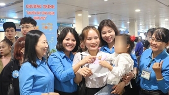 2.500 vé máy bay, vé tàu đưa công nhân về quê ăn Tết