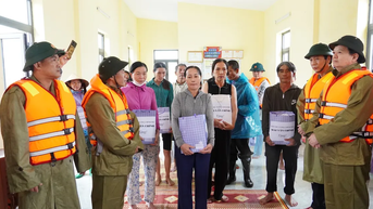 Phó Thủ tướng Mai Văn Chính thăm, tặng quà người dân vùng "rốn lũ" Quảng Trị