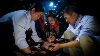 Người mang "ánh sáng y đức" đến bản vùng biên 