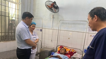 Lãnh đạo Sở Dân tộc và Tôn giáo thăm nạn nhân bị thương do sạt lở núi