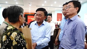 Thường trực Ban Bí thư Trần Cẩm Tú thăm, kiểm tra công tác ứng phó và khắc phục hậu quả mưa lũ tại thành phố Huế