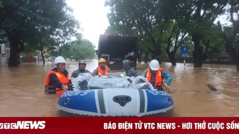 Các nhà mạng 'căng mình' kết nối những cuộc gọi bình an trong mưa lũ