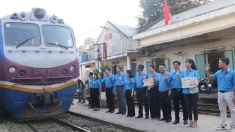 Hỗ trợ vé máy bay, vé tàu cho người lao động khó khăn về quê đón Tết