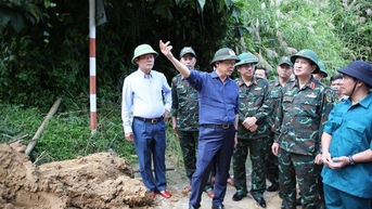 Phó Thủ tướng Trần Hồng Hà kiểm tra công tác khắc phục hậu quả mưa lũ tại xã miền núi phía tây Quảng Ngãi