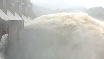 Hạ du đang ngập, thượng nguồn mưa lớn, nhiều thủy điện ở Đà Nẵng tăng xả lũ